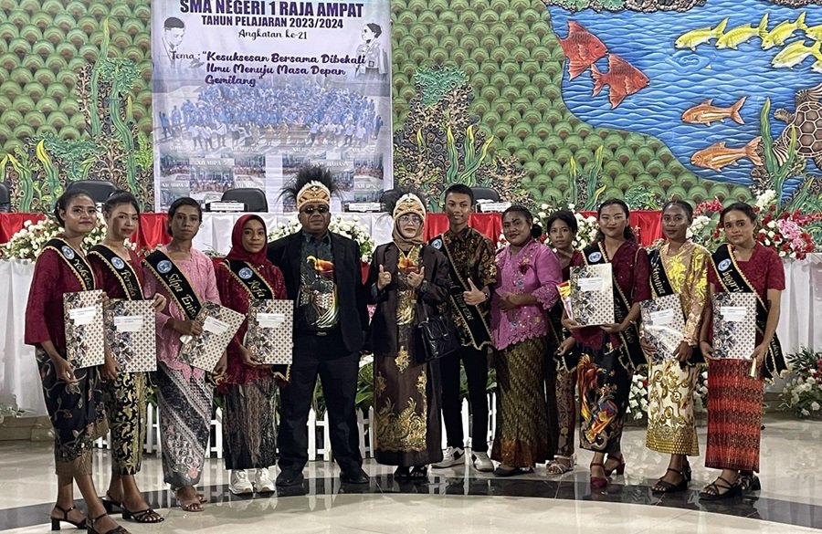 Ket: Siswa/i SMA Negeri 1 Raja Ampat lulusan tahun ajaran 2023/2024 foto bersama Walikelas di Gedung Pari,Kota Waisai/detikpapua.net