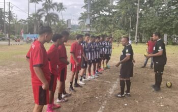 KET: Wasit pertandiangan patah kaleng memberikan arahan kepada pemain Patah Kaleng dalam rangka HUT RI ke-79 di Kabupaten Raja Ampat. Ada 14 tim mengikuti pertandiangan yang dilaksanakan di Pantai WTC, Distrik Kota Waisai, Selasa, (13/8/2024)/Prabu73