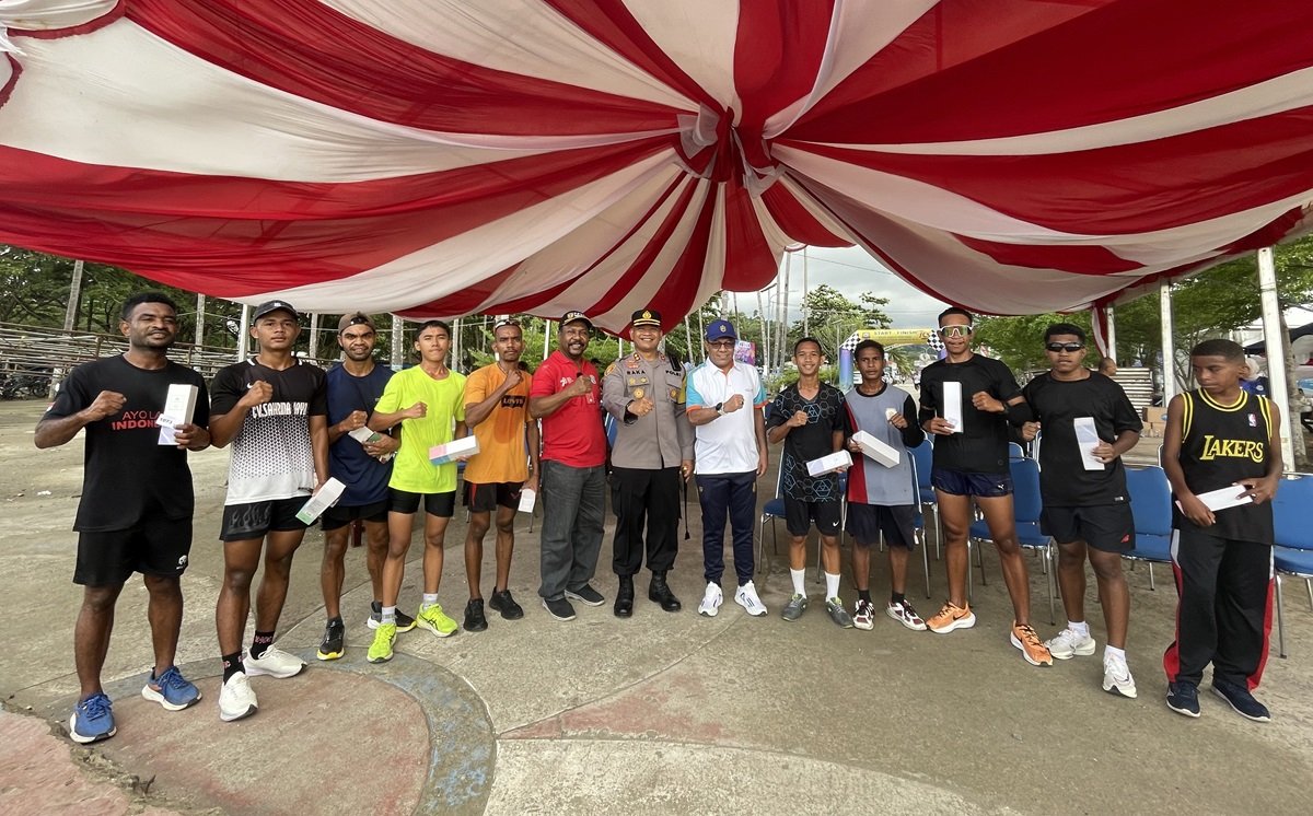 KET: Sekda Raja Ampat, Yusuf Salim (tengah baju putih) foto bersama peserta Raja Ampat Fun Run dalam rangka HUT RI ke-79 Tahun 2024 di Pantai Waisai, Torang CInta-Distrik Kota Waisai, Raja Ampat, Papua Barat Daya, Kamis, (15/8/2024) prabu73