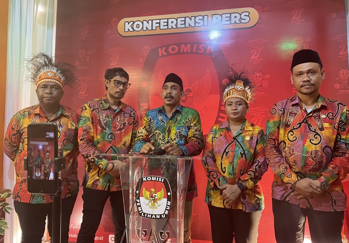 KET: KPU Raja Ampat menggelar konferensi pers usai penutupan pendaftaran pasangan bakal calon Bupati dan Wakil Bupati pada Pilkada 2024 di Kantor KPU Raja Ampat, Jumat (30/8/2024)/Prabu73