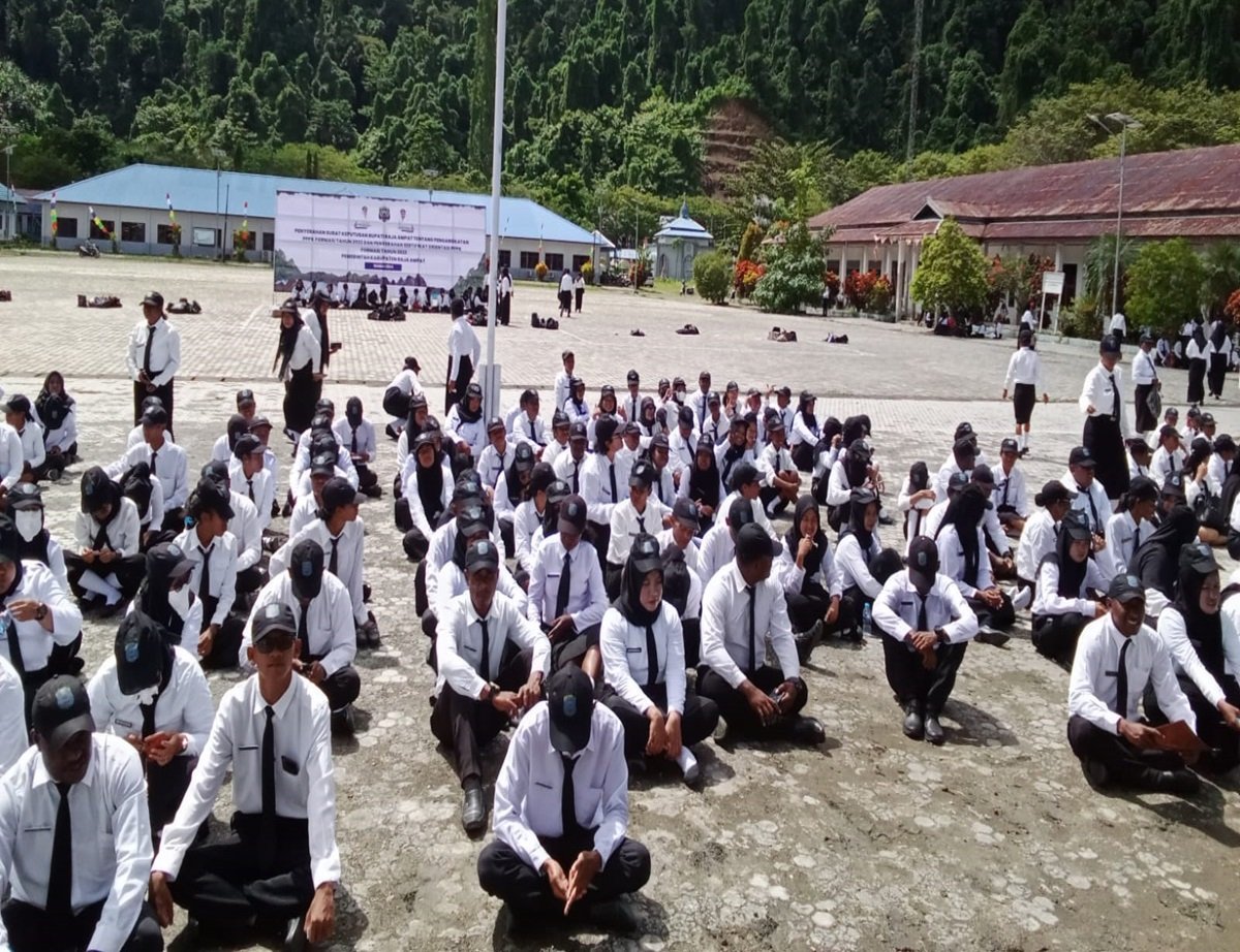 KET RatusaN PPPK Formasi 2023 Kabupaten Raja Ampat duduk bersilah sambil menunggu Penerimaan SK Penempatan di Halaman Kantor Bupati Raja Ampat, Senin, (19/8/2024)/Prabu73