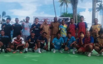 KET: Peserta Turnamen Sepak Takraw dalam rangka HUT RI ke-79 foto bersama Kadispora Raja Ampat, Herman Soor usai pembukaan di Pantai WTC-Distrik Kota Waisai, Senin (12/8/2024)/Prabu73