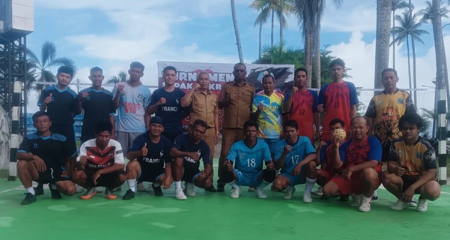 KET: Peserta Turnamen Sepak Takraw dalam rangka HUT RI ke-79 foto bersama Kadispora Raja Ampat, Herman Soor usai pembukaan di Pantai WTC-Distrik Kota Waisai, Senin (12/8/2024)/Prabu73