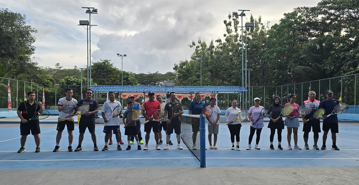 KET: Peserta Turnamen Tenis Lapangan dalam rangka Hari Ulang Tahun Republik Indonesia ke-79 di Kabupaten Raja Ampat. Turnamen tersebut dibuka Asisten III Setda Raja Ampat, Ferdinand Rumsowek, SKM,M.Kes, di Waisai, Senin, (12/8/2024) Prabu73