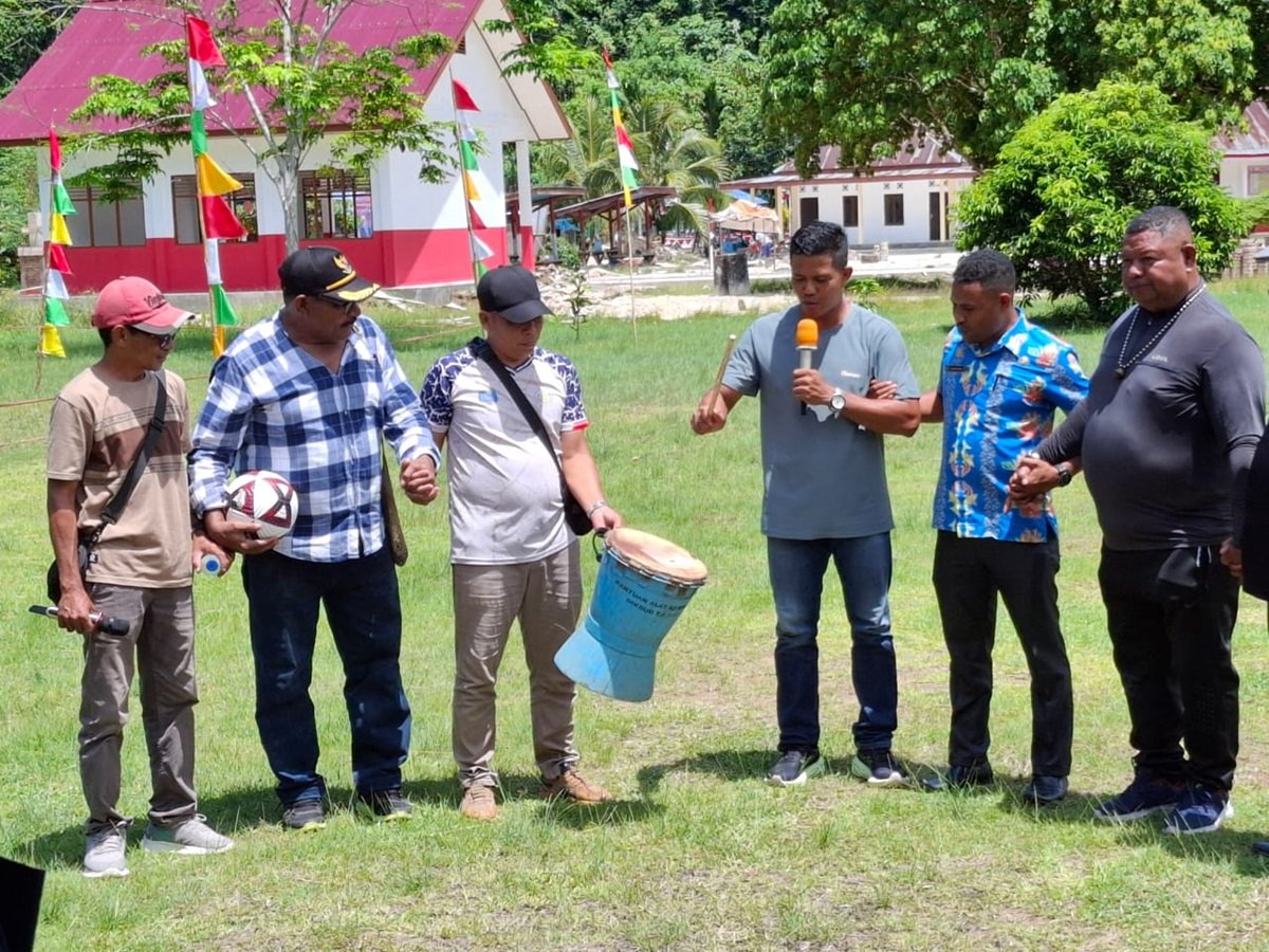 KET: Kepala Distrik Kota Waisai Alfred Suruan, S.STP (ketiga dari kanan) menabuh tifa pembukaan lomba dalam rangka HUT RI ke-79 di RW 01, Kelurahan Bonkawir, Distrik Kota Waisai, Raja Ampat/Prabu73