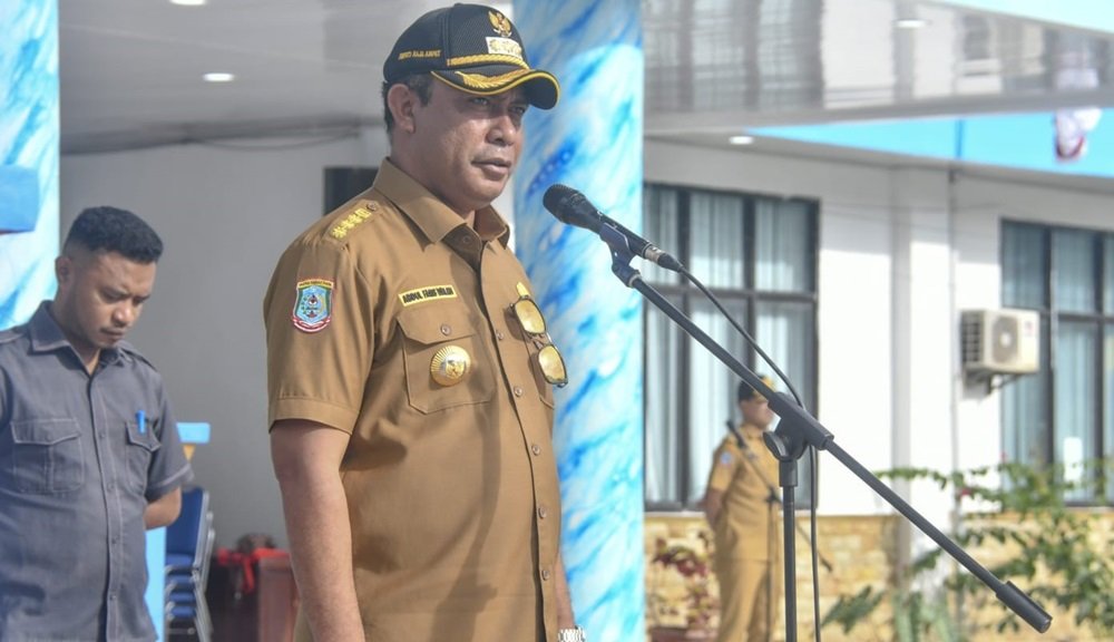 KET: Bupati Raja Ampat, Abdul Faris Umlati memimpin apel rutin ASN, Senin, (26/8/2024). Pada kesempatan itu, AFU ingatkan ASN untuk disiplin dalam melayani masyarakat/R4News