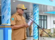 KET: Asisten I Setda Raja Ampat, Ir. Wahab Sangadji membacakan sambutan Bupati Raja Ampat pada peringatan Hari Olahraga Nasional (Haornas) ke- 41 di Lapangan Apel Kantor Bupati Raja Ampat, Senin (9/9/2024)/Prabu73