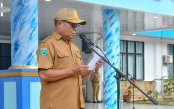 KET: Asisten I Setda Raja Ampat, Ir. Wahab Sangadji membacakan sambutan Bupati Raja Ampat pada peringatan Hari Olahraga Nasional (Haornas) ke- 41 di Lapangan Apel Kantor Bupati Raja Ampat, Senin (9/9/2024)/Prabu73