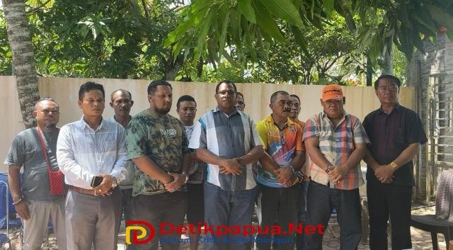 KET; Paslon Ormas didamping Partai Pengusung dan Tim Pemenangan Deklarasi kemenangan pada Pilkada Raja Ampat 2024/detikpapuanet