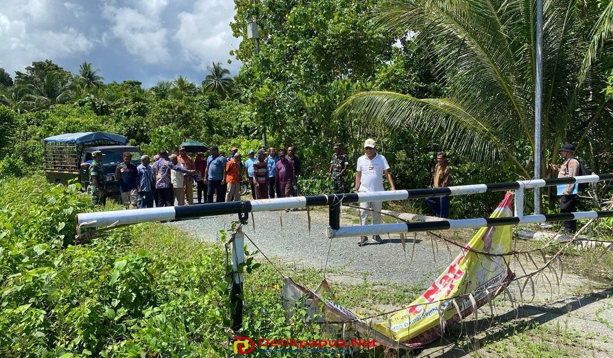 KET: Sekda Raja Ampat, Dr.Yusuf Salim,M.Si (baju putih) meninjau palang dermaga foolley sebelum upacara adat pembukaan palang oleh masyarakat adat Kampung Foley Misool Timur, Raja Ampat, Kamis (21/11/2024)/Petrus Rabu/R4News