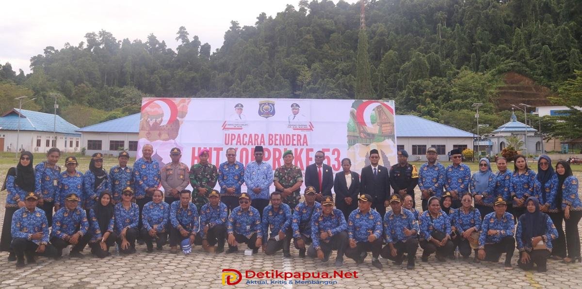 KET: Wakil Bupati Raja Ampat, Orideko Iriano Burdam (berdiri tengah) foto bersama dengan ASN usai pimpin HUT ke-53 KORPRI di Raja Ampat