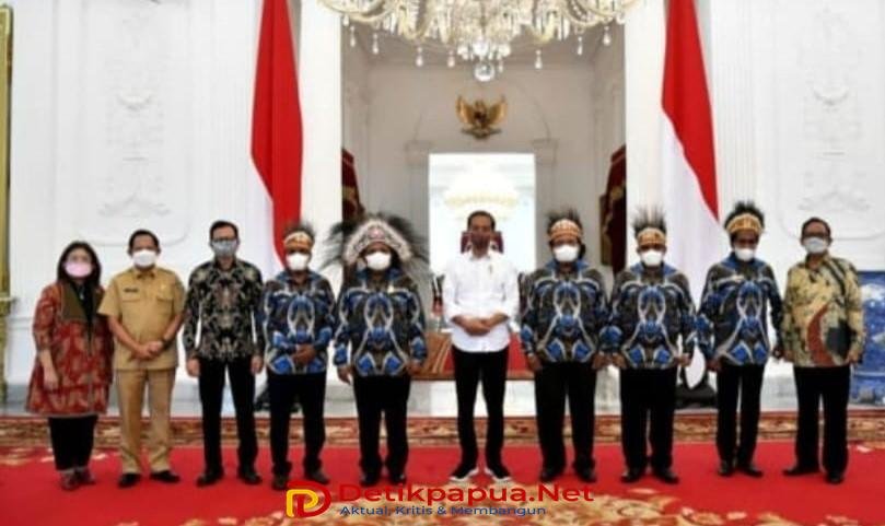 KET: Yulianus Thebu dan Tim 5 Majelis Rakyat Papua Barat (MRPB) foto bersama Presiden Jokowi dalam rangka Pembahsan Otsus Jilid 2 dan pemekaran Papua Barat Daya/dok. R4News