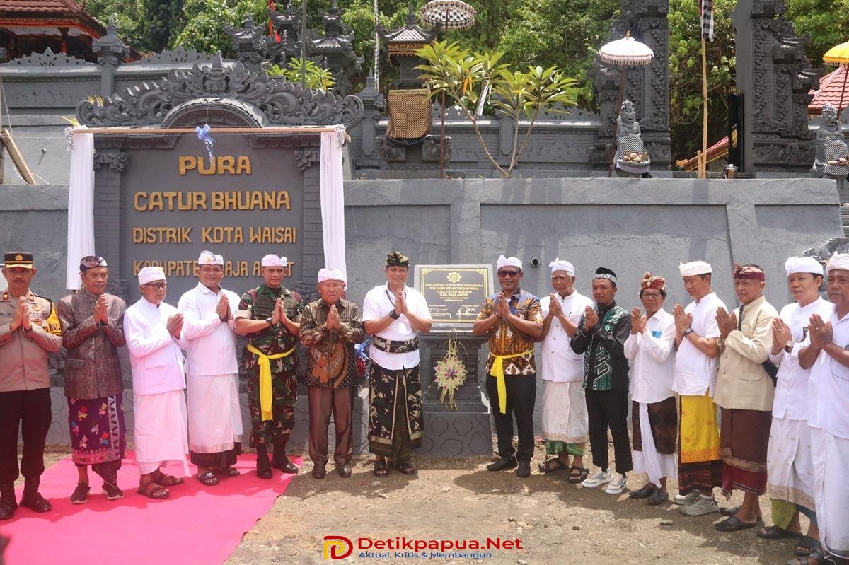 KET: Foto bersama tamu undangan usai peresmian Pura Catur Bhuana Raja Ampat yang terletak di Distrik Kota Waisai, Sabtu (8/2/2025)/FT. Tim Raja Ampat.