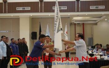 KET: Ketua Umum Perbakin Papua Barat Daya, Robert Joppy Kardinal (kanan) menyerahkan bendera ke Ketua Harian III Perbakin Raja Ampat, Ruslan (kiri) pada acara pelantikan di Sorong, Rabu (26/2/2025)/dok.Perbakin Raja Ampat.