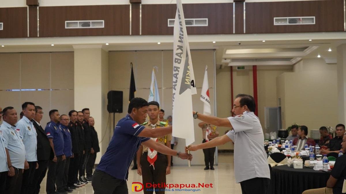 KET: Ketua Umum Perbakin Papua Barat Daya, Robert Joppy Kardinal (kanan) menyerahkan bendera ke Ketua Harian III Perbakin Raja Ampat, Ruslan (kiri) pada acara pelantikan di Sorong, Rabu (26/2/2025)/dok.Perbakin Raja Ampat.