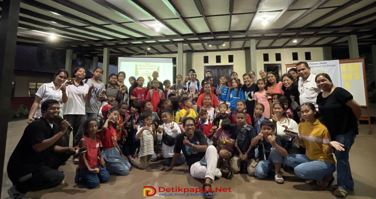 KET: Anak-anak dan remaja Gereja Stasi Sta. Maria Mater Dei-Raja Ampat foto bersama pemateri dan sejumlah pengurus gereja usai kegiatan Pendidikan Lingkungan Hidup yang menghadirkan pemateri dari Konservasi Indonesia/Foto: Petrus Rabu