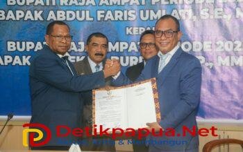 KET: Bupati Raja Ampat periode 2016-2024, Abdul Faris Umlati (kanan) menyerahkan berita acara serah terima jabatan ke Bupati Raja Ampat 2025-2030, Orideko Iriano Burdam (kiri) di Aula Wayag, Kantor Bupati Raja Ampat, Rabu (5/3/2025)/Ft. kominfo Raja Ampat