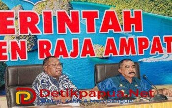 KET: Bupati dan Wakil Bupati Raja Ampat, Orideko I Burdam (kiri) dan Mansyur Syahdan (kanan) memberikan penjelasan dalam dialong dengan RRI Sorong, Kamis (13/3/2025)/FT. Kominfo R4