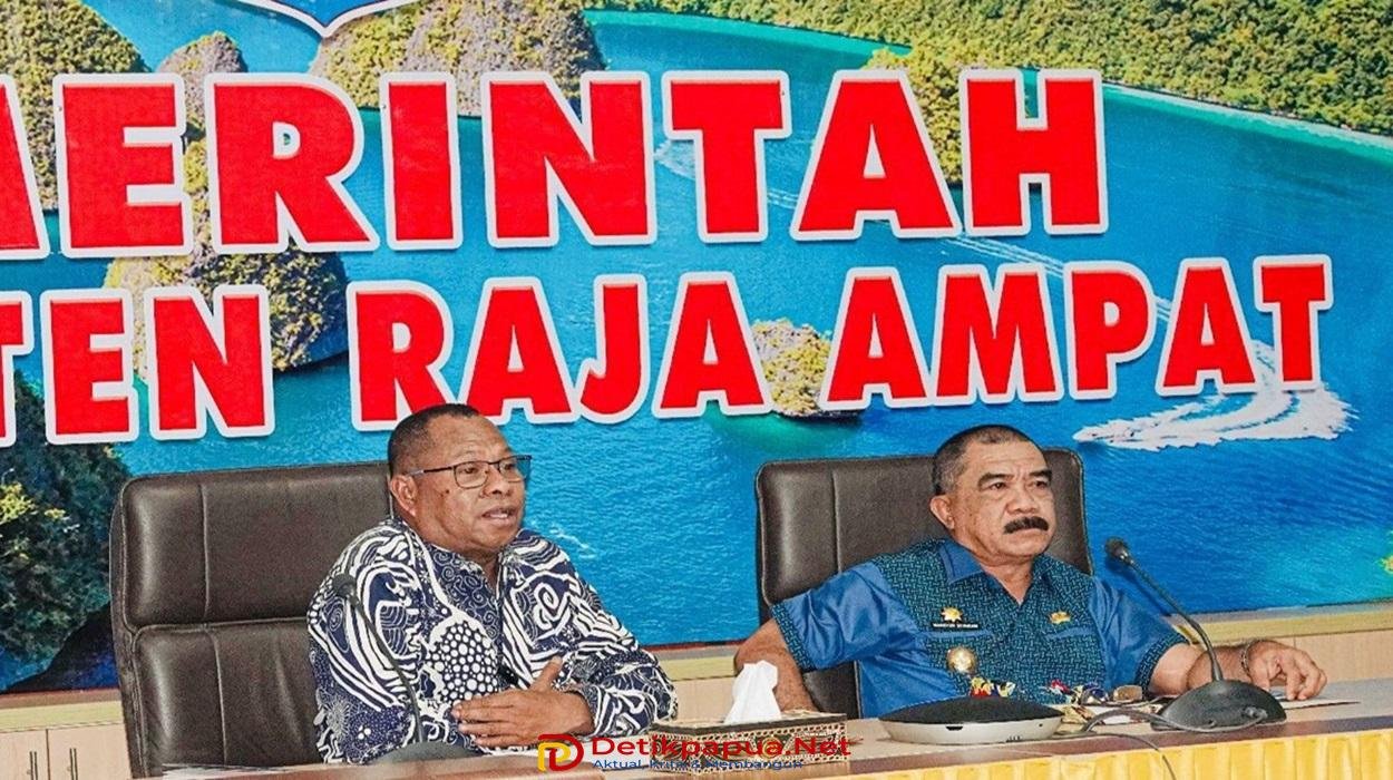 KET: Bupati dan Wakil Bupati Raja Ampat, Orideko I Burdam (kiri) dan Mansyur Syahdan (kanan) memberikan penjelasan dalam dialong dengan RRI Sorong, Kamis (13/3/2025)/FT. Kominfo R4