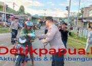 KET: Kapolres Raja Ampat, AKBP I Gusti Gde Raka Mertayasa, S.I.K menyerahkan takjil ke salah seorang pengendara roda di Jl. 30 Kota Waiasi-Raja Ampat, Kamis (13/3/2025)/FT. RajaAmpatNews.com