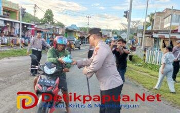 KET: Kapolres Raja Ampat, AKBP I Gusti Gde Raka Mertayasa, S.I.K menyerahkan takjil ke salah seorang pengendara roda di Jl. 30 Kota Waiasi-Raja Ampat, Kamis (13/3/2025)/FT. RajaAmpatNews.com