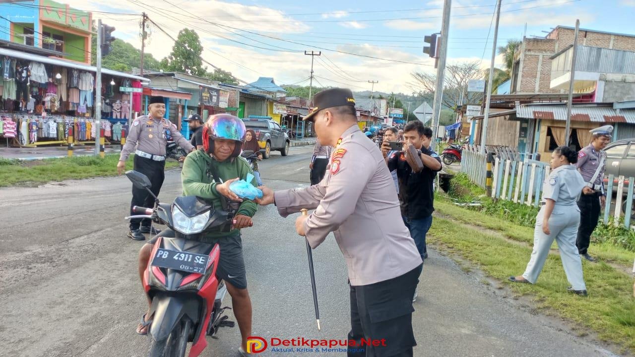 KET: Kapolres Raja Ampat, AKBP I Gusti Gde Raka Mertayasa, S.I.K menyerahkan takjil ke salah seorang pengendara roda di Jl. 30 Kota Waiasi-Raja Ampat, Kamis (13/3/2025)/FT. RajaAmpatNews.com