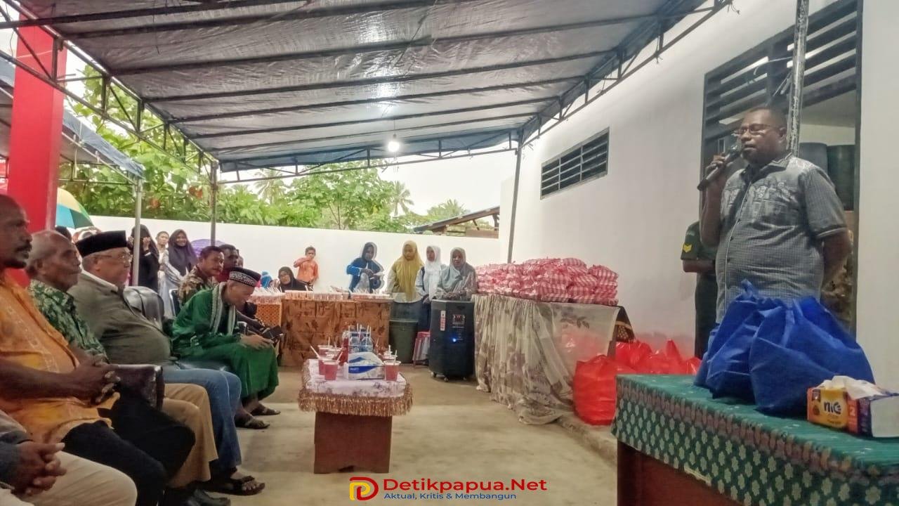 KET: Bupati Raja Ampat, Orideko I. Burdam memberi sambutan pada acara buka puasa umat muslim Kampung Kalobo-Salawati Tengah Raja Ampat, Sabtu (15/3/2025)/Foto: Derek M/RajaAmpatNews