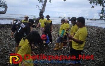 KET: Umat Lingkungan St. Aloysius Gonzaga, Stasi Mater Dei, Waisai-Raja Ampat menanam bibit mangrove di bibir pantai pelabuhan 300-Kelurahan Bonkawir-Raja Ampat, Minggu (16/3/2025)/Ft. Dok. Gereja Katolik Raja Ampat