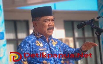 KET: Wakil Bupati Raja Ampat, Drs. Mansur Syahdan, M.Si memberi arahan saat memimpin Apel Peringatan Hari Kesadaran Nasional (HKN) di Lingkungan Pemda Raja Ampat, Senin (17/3/2025)/sumber Foto: Kominfo R4