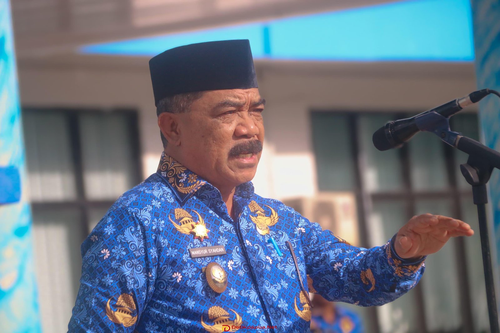 KET: Wakil Bupati Raja Ampat, Drs. Mansur Syahdan, M.Si memberi arahan saat memimpin Apel Peringatan Hari Kesadaran Nasional (HKN) di Lingkungan Pemda Raja Ampat, Senin (17/3/2025)/sumber Foto: Kominfo R4