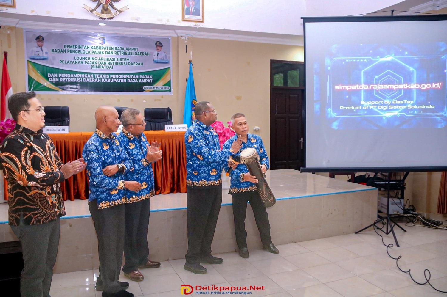 KET: Bupati Raja Ampat, Orideko I Burdam (kedua dari kiri) menabuh tifa peluncuran Sistem Informasi Manajemen Pendapatan Daerah (SIMPATDA) di Wasai, Senin (17/3/2025)/Sumber Foto/RajaAmpatNews