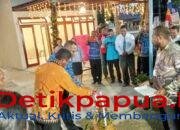 KET: Bupati, Orideko I Burdam (batik kopri) bersama Ketua Klasis Raja Ampat mengunting pita peresemian Gedung Usaha Pencucian Kendaraan Bermotor (Bumger) "Nadi Ma Kofararur" milik Jemaat GKI Alfa Omega Waisai, Senin (17/3/2025)/Foto: Derek M/RajaAmpatNews