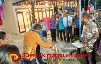 KET: Bupati, Orideko I Burdam (batik kopri) bersama Ketua Klasis Raja Ampat mengunting pita peresemian Gedung Usaha Pencucian Kendaraan Bermotor (Bumger) "Nadi Ma Kofararur" milik Jemaat GKI Alfa Omega Waisai, Senin (17/3/2025)/Foto: Derek M/RajaAmpatNews