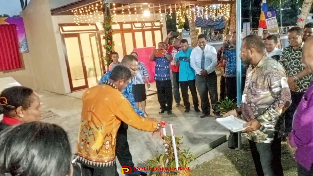 KET: Bupati, Orideko I Burdam (batik kopri) bersama Ketua Klasis Raja Ampat mengunting pita peresemian Gedung Usaha Pencucian Kendaraan Bermotor (Bumger) "Nadi Ma Kofararur" milik Jemaat GKI Alfa Omega Waisai, Senin (17/3/2025)/Foto: Derek M/RajaAmpatNews