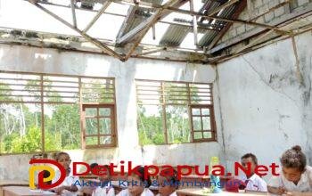KET: Suasana belajar siswa-siswa SD Satu Korano, Kepulauan Sembilan Raja Ampat di ruangan yang atapnya rusak/Foto: Dari Narasumber