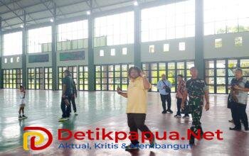 KET: Senator Papua Barat Daya, Paul Finsen Mayor, bersama jajaran pengurus Persatuan Tinju Amatir Indonesia (PERTINA) Provinsi Papua Barat Daya, meninjau Gedung Serbaguna Batalyon 762/VYS Sorong/Foto. Dony Kumuai