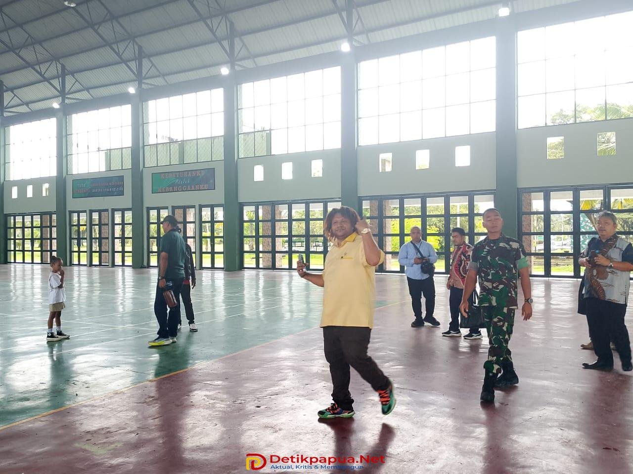 KET: Senator Papua Barat Daya, Paul Finsen Mayor, bersama jajaran pengurus Persatuan Tinju Amatir Indonesia (PERTINA) Provinsi Papua Barat Daya, meninjau Gedung Serbaguna Batalyon 762/VYS Sorong/Foto. Dony Kumuai
