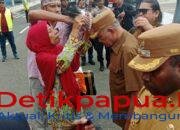 Disambut Dengan Prosesi Adat, Bupati dan Wakil Bupati Tiba di Kaimana