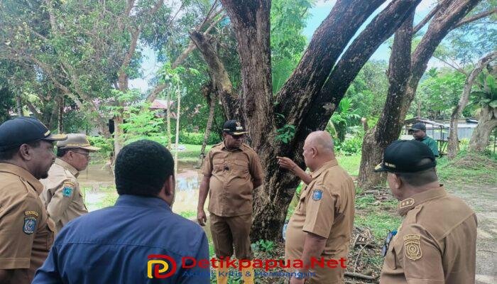 Bupati  dan Wakil Raja Ampat Turun Langsung Tinjau Lokasi dan Warga Terdampak Banjir di Waisai