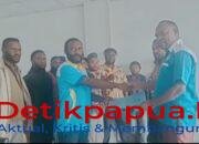 Ketua Karateker KNPI Jayawijaya Yusuf Huby Serahkan SK Panitia Rapimda