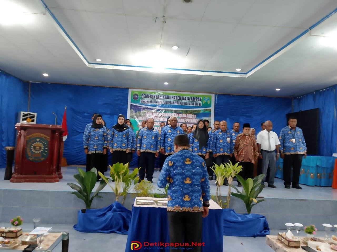 KET: Pemerintah Kabupaten Raja Ampat resmi mendeklarasikan komitmen menuju Kabupaten Layak Anak (KLA) sekaligus melantik Gugus Tugas KLA dan Satgas Perlindungan Perempuan dan Anak dalam upacara kenegaraan di Waisai, Senin (17/11/2025)/Dok.RajaAmpatNews