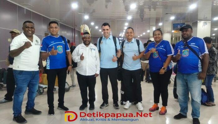 Coach Hector Souto Tiba di Sorong, Disambut Tarian Adat Papua