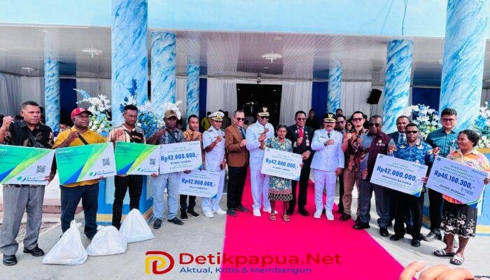 Momen HUT ke-23, Pemkab Raja Ampat Serahkan Manfaat BPJS Ketenagakerjaan
