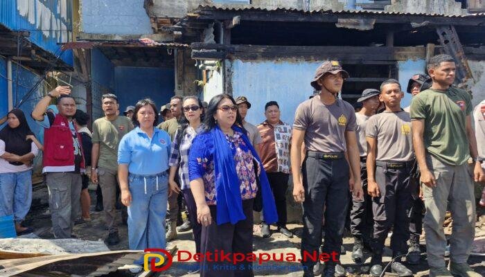Wakil Ketua I DPR Papua Barat Daya Anneke Lieke Makatuuk Serahkan Bantuan Langsung ke Korban Kebakaran Klademak