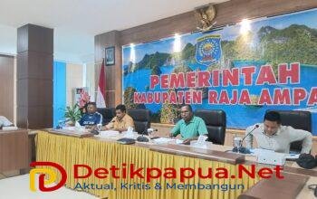 Ket: Bupati Raja Ampat, Orideko Iriano Burdam (kedua kanan) yang juga Ketua Umum Panitia Pelaksana Konsultasi Nasional XIX Forum Komunikasi Pria Kaum Bapak PGI tahun 2026 didampingi Sekretaris Panitia, Alfred Suruan, S.STP (kanan), Wakil Ketua I, Nikodemus Mayor, S.Pd, Gr (ketiga kanan) dan Wakil Ketua II Oscar Sauyai (keemat dari kanan) memimpin rapat persiapan panitia KONAS XIX FK PKB PGI tahun 2026 yang berlangsung di Aula Wayag Kantor Bupati Raja Ampat, Jumat (17/7/2026)/dok. RajaAmpatNews.Com