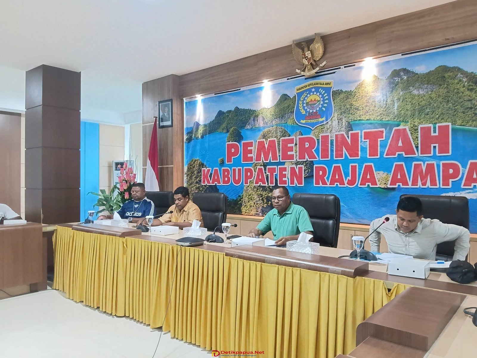 Ket: Bupati Raja Ampat, Orideko Iriano Burdam (kedua kanan) yang juga Ketua Umum Panitia Pelaksana Konsultasi Nasional XIX Forum Komunikasi Pria Kaum Bapak PGI tahun 2026 didampingi Sekretaris Panitia, Alfred Suruan, S.STP (kanan), Wakil Ketua I, Nikodemus Mayor, S.Pd, Gr (ketiga kanan) dan Wakil Ketua II Oscar Sauyai (keemat dari kanan) memimpin rapat persiapan panitia KONAS XIX FK PKB PGI tahun 2026 yang berlangsung di Aula Wayag Kantor Bupati Raja Ampat, Jumat (17/7/2026)/dok. RajaAmpatNews.Com