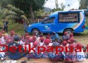 Ket: Ketua Tim Penggerak PKK Raja Ampat, Ny. Rusmiati Burdam (berlutut) mengajar dan memberikan penjelasannya tentang penting membaca bagi anak-anak SD YPK Sion Warsambin, Kampung Warsambin, Distrik Teluk Mayalibit, Kamis (23/7/2026)