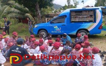 Ket: Ketua Tim Penggerak PKK Raja Ampat, Ny. Rusmiati Burdam (berlutut) mengajar dan memberikan penjelasannya tentang penting membaca bagi anak-anak SD YPK Sion Warsambin, Kampung Warsambin, Distrik Teluk Mayalibit, Kamis (23/7/2026)