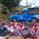 Ket: Ketua Tim Penggerak PKK Raja Ampat, Ny. Rusmiati Burdam (berlutut) mengajar dan memberikan penjelasannya tentang penting membaca bagi anak-anak SD YPK Sion Warsambin, Kampung Warsambin, Distrik Teluk Mayalibit, Kamis (23/7/2026)