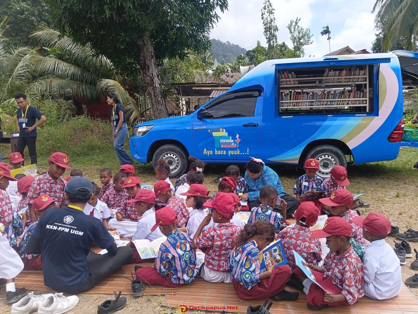 Ket: Ketua Tim Penggerak PKK Raja Ampat, Ny. Rusmiati Burdam (berlutut) mengajar dan memberikan penjelasannya tentang penting membaca bagi anak-anak SD YPK Sion Warsambin, Kampung Warsambin, Distrik Teluk Mayalibit, Kamis (23/7/2026)